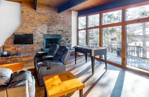 The Blue Mountains Ski Chalet | Dog-friendly lodge w/ a full kitchen, fireplace, dry sauna, & furnished deck