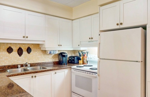 The Blue Mountains Condo | Dog-friendly condo w/a full kitchen & furnished patio