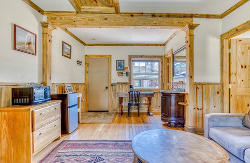 White Salmon Cabin | Dog-friendly cabins with partial ACs, courtyard access, mtn/valley views, & WiFi