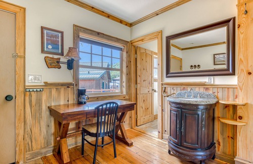 White Salmon Cabin | Dog-friendly cabins with partial ACs, courtyard access, mtn/valley views, & WiFi