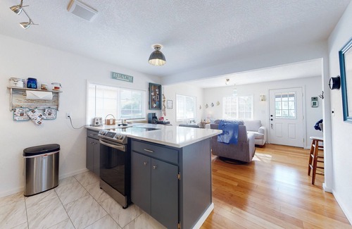 Winchester Bay House | Dog-friendly coastal-themed home with a full kitchen & washer/dryer