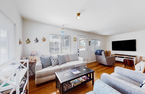 Winchester Bay House | Dog-friendly coastal-themed home with a full kitchen & washer/dryer