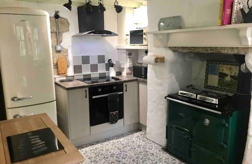 Saint Erth Praze Cottage | Dog friendly cottage w/woodland & lake @coskewis
