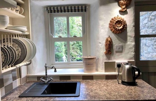 Saint Erth Praze Cottage | Dog friendly cottage w/woodland & lake @coskewis