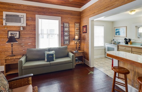 Old Town Cabin | Dog-Friendly Cottage with Private Hot Tub & Garden - Great Downtown Location