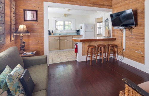 Old Town Cabin | Dog-Friendly Cottage with Private Hot Tub & Garden - Great Downtown Location