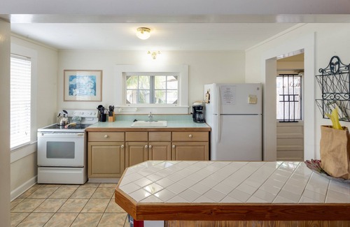 Old Town Cabin | Dog-Friendly Cottage with Private Hot Tub & Garden - Great Downtown Location