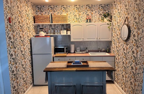Historic Hill Apartment | Dog-friendly Downtown Newport Apartment