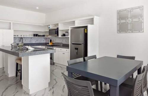 La Paloma House | Dog-friendly home 3 rows to beach with rooftop deck, pool, & kitchen