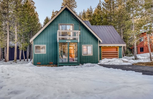Serene Lakes House | Dog-friendly home with washer/dryer & wood stove