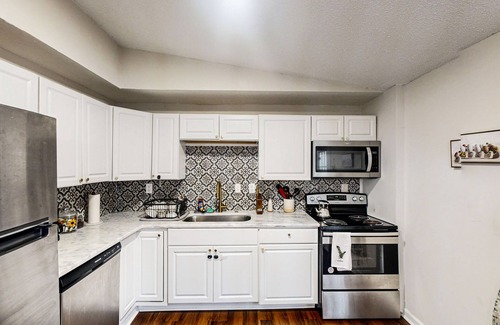 Harbison House | Dog-friendly home with backyard, hammock, close to shopping and dining
