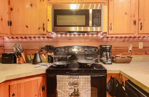Mineral Cabin | Dog Friendly Hot Tub Firepit King Bed Grill AC