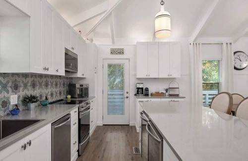 Southern Shores House | Dog Friendly, Hot Tub, Walk to Beach!