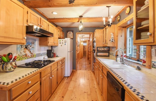 Carnelian Woods House | Dog-Friendly Log Cabin, Sleeps 9, Hot Tub