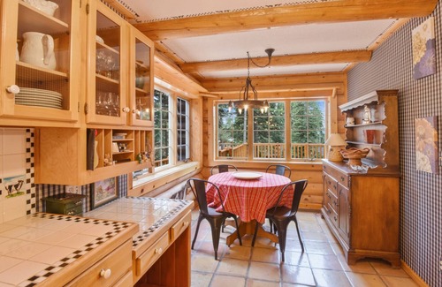Carnelian Woods House | Dog-Friendly Log Cabin, Sleeps 9, Hot Tub