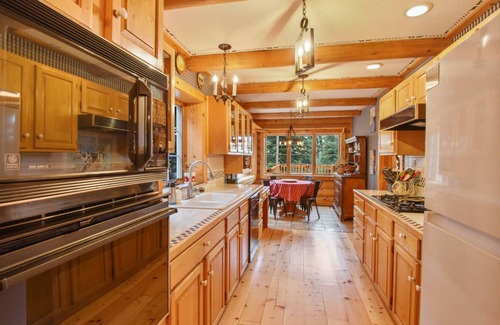 Carnelian Woods House | Dog-Friendly Log Cabin, Sleeps 9, Hot Tub