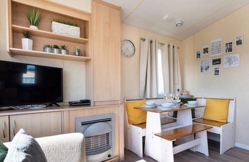 Towyn House | Dog Friendly* Lovely Caravan by the Beach, 4 Berth, Towyn, North Wales