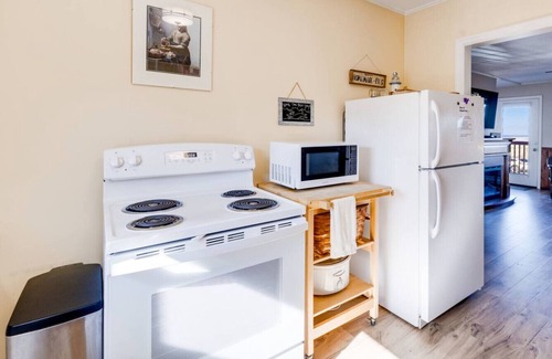 Rockaway Beach Apartment | Dog-Friendly Oceanview Getaway Condo #9