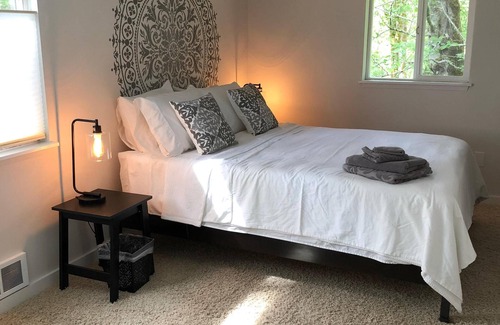 Bainbridge Island Apartment | Dog Friendly Quiet & Cozy Red Barn Loft