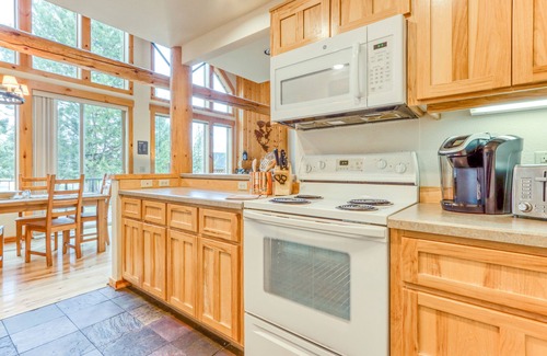 Redmond Ski Chalet | Dog-friendly resort with private hot tub, 3 golf courses, tennis courts & pools