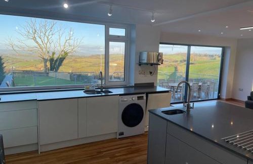 Torquay House | Dog friendly, Roof top hot tub, Panoramic views.