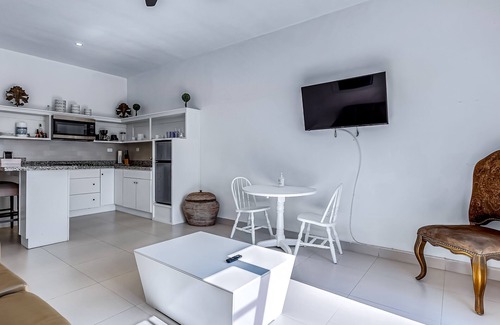 La Paloma House | Dog-friendly suite with kitchenette, heated outdoor pool, hot tub, terrace, AC