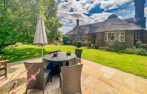 Hoveton House | Dog friendly thatched Cottage on edge of Norfolk Broads