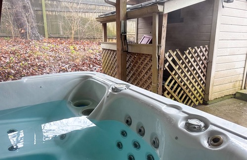 Pigeon Forge Cabin | Dog-friendly three-story retreat with hot tub, washer/dryer, & central AC
