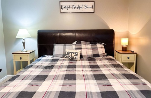 Pigeon Forge Cabin | Dog-friendly three-story retreat with hot tub, washer/dryer, & central AC