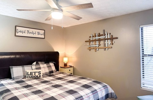 Pigeon Forge Cabin | Dog-friendly three-story retreat with hot tub, washer/dryer, & central AC