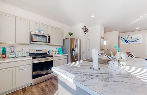 Wyoming House | Dog-friendly townhouse with enclosed backyard, grill, streaming, fireplace, AC