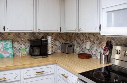 Regency Park House | Dog-Friendly Tropical Getaway with a Covered Pool -Nearby Beaches!