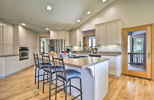 Crellin House | Dogs Welcome: Secluded Oakland Gem w/Hot Tub