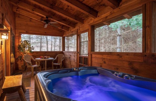 New Plymouth Cabin | Dogwood Cabin near Ash Cave