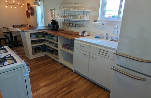 Geneva-on-the-Lake House | Dogwood Cottage: Short walk to the Strip, 2 Full Baths, A/C, WIFI, Private Yard
