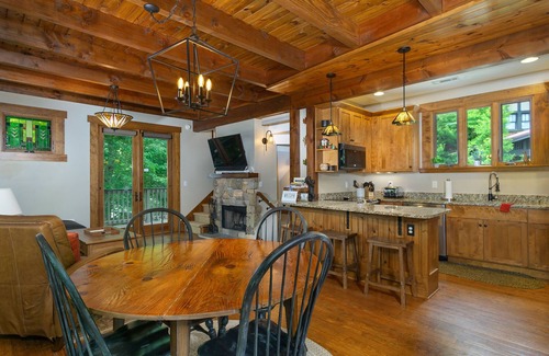 Cheshire House | Dogwood Treehouse | Luxury Living with Patio, Hot Tub & Gas Grill! - 2 Bedroom, 2 Bathroom