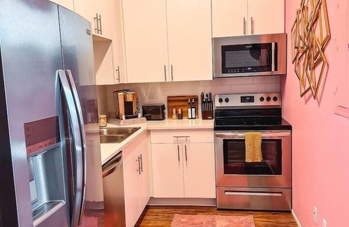 North Nashville Apartment | Dolly's Art Deco: Luxe Stay Near Broadway
