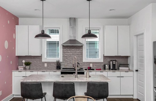 Katie Hill Neighborhood House | Dolly's & Jolene's Place-2 Townhomes-Hot Tub!