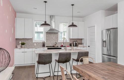 Katie Hill Neighborhood House | Dolly's & Jolene's Place-2 Townhomes-Hot Tub!