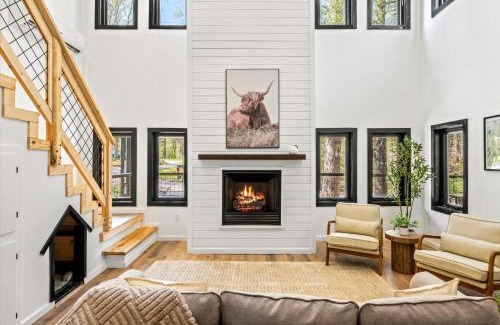 Rocky Grove House | Dollys Retreat & The Greenhouse - 450ft to trails