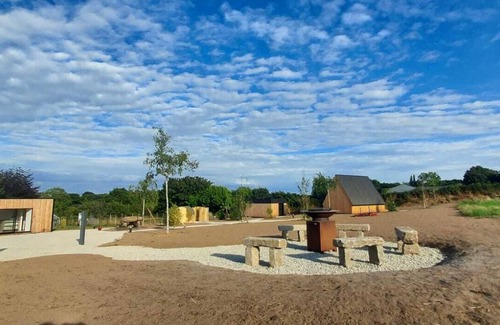 Saint-Vougay Cottage | Dolmen de Kerhus "Mysigt": an unusual, comfortable lodge for a couple