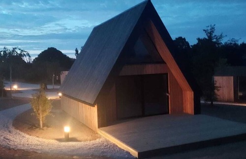 Saint-Vougay Cottage | Dolmen de Kerhus "Mysigt": an unusual, comfortable lodge for a couple