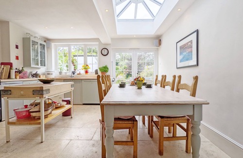 South Hayling Cottage | Dolphin Cottage - a cosy cottage that sleeps 4 guests in 2 bedrooms