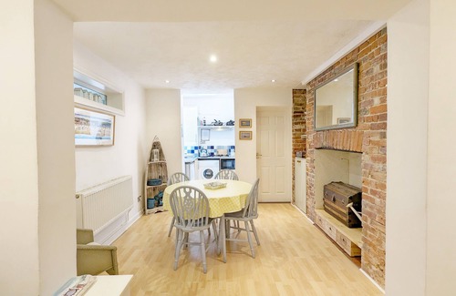 Emsworth Apartment | Dolphin House, Emsworth - a flat that sleeps 2 guests in 1 bedroom