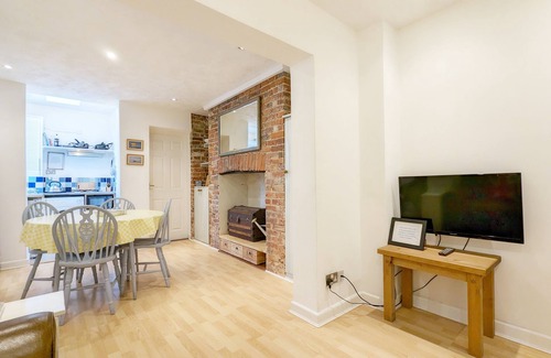 Emsworth Apartment | Dolphin House, Emsworth - a flat that sleeps 2 guests in 1 bedroom