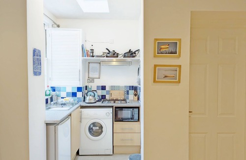 Emsworth Apartment | Dolphin House, Emsworth - a flat that sleeps 2 guests in 1 bedroom