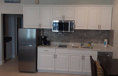 Ruskin Apartment | Dolphin Studio 306 Tampa Bay Florida Beach Resort w/Pools, Hot Tub & More