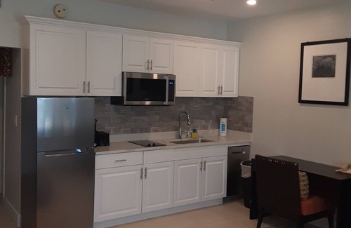 Ruskin Apartment | Dolphin Studio 306 Tampa Bay Florida Beach Resort w/Pools, Hot Tub & More