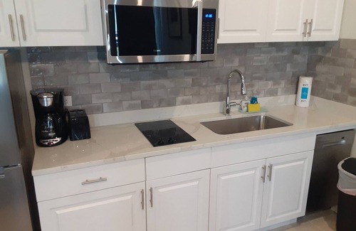 Ruskin Apartment | Dolphin Studio 306 Tampa Bay Florida Beach Resort w/Pools, Hot Tub & More