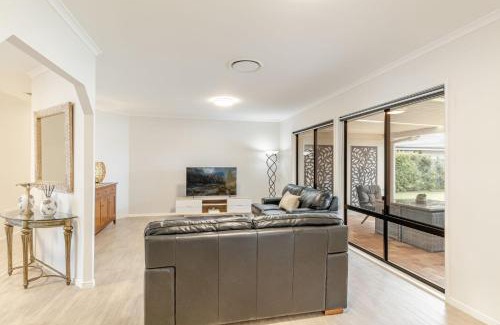 Yamba House | Dolphin Waters - Waterfront Delight